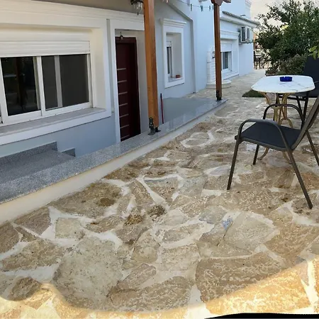 Вилла Kontis' Luxury Detached House Near The Sea Лоутраки Экстерьер фото