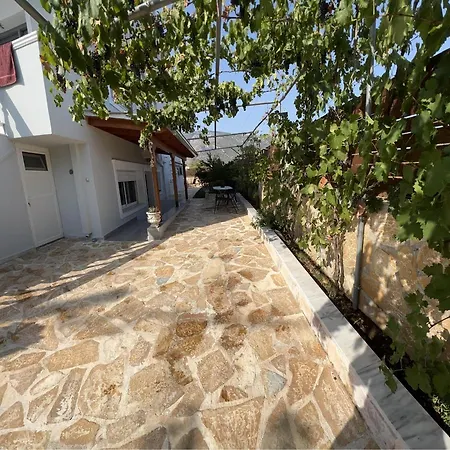 Вилла Kontis' Luxury Detached House Near The Sea Лоутраки Экстерьер фото