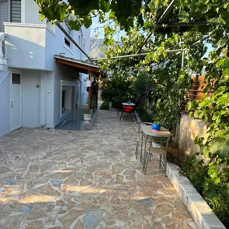 Вилла Kontis' Luxury Detached House Near The Sea Лоутраки Экстерьер фото