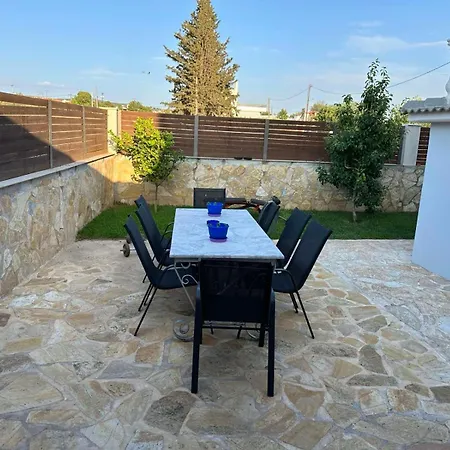 Вилла Kontis' Luxury Detached House Near The Sea Лоутраки Экстерьер фото