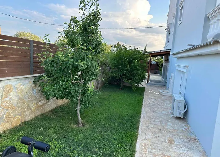 Kontis\' Luxury Detached House Near The Sea